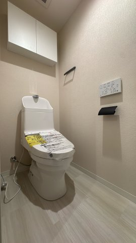 【トイレ】 | クレアセンターマーク☆仲介手数料無料☆ | 【温水洗浄便座】清潔感のあるトイレ空間。上部には収納棚があり、備品もスマートに保管できます。毎日使う場所だからこそ、心地よさにこだわりました。