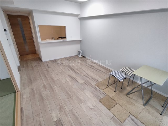 【居間・リビング】 | キャッスル川越南大塚 | こちらの12.9帖のリビングで趣味の時間をお楽しみください