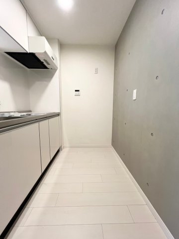 新宿WEST PLACEのキッチン|キッチン後ろもゆったりとしたスペースがあります