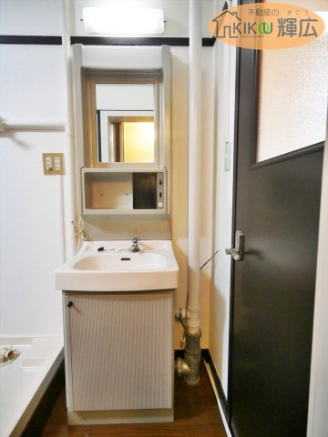 【独立洗面台】 | 東加古川ファミリーマンション | オーナーチェンジ物件。平成29年より賃貸中。月々44,600円(管理費込）。表面利回り約20%。
