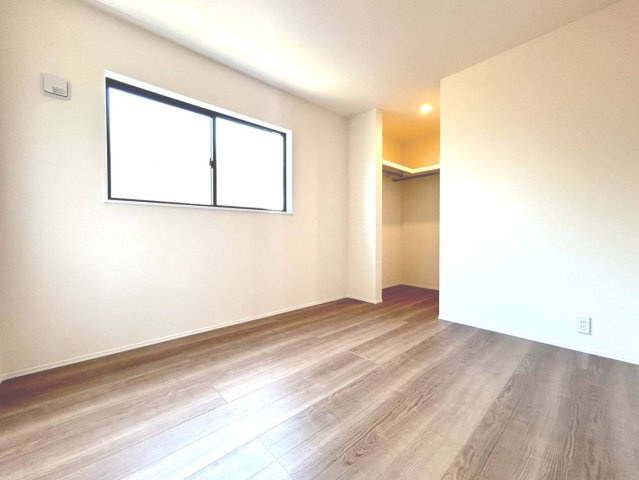 【商談中】リーブルガーデン　一宮市祐久第2　全1区画分譲の洋室|全居室にたっぷり収納できる大型クローゼット、居室部分の窓ガラスには間に空気層を設けたペアガラスを採用。
高い断熱性と共にガラス面の結露対策にも効果を発揮します。