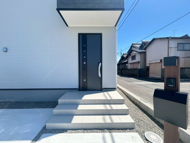 【商談中】リーブルガーデン　一宮市祐久第2　全1区画分譲の玄関|【ピッキング防止機能付き玄関ドア錠】玄関ドアの鍵は上下に２つあり、内側の下段は脱着サムターンキー。
鍵を不正に開錠されても、もう１つの鍵でピッキングを防ぎます。防犯性の高い仕様になっています。