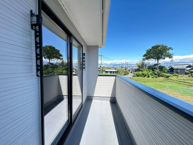 【商談中】リーブルガーデン　一宮市祐久第2　全1区画分譲のバルコニー|バルコニーは南向きで洗濯物もよく乾きます！強度と表面積硬度を持つFPRで防水しています。