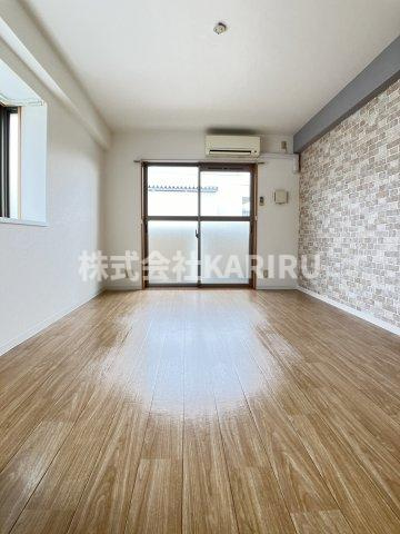 ラ・カーサ・フェリーチェ の居間・リビング|同物件別部屋の写真です