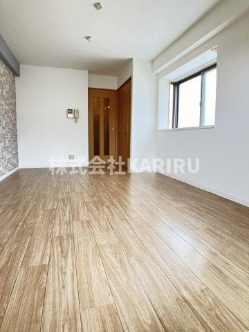 ラ・カーサ・フェリーチェ の居間・リビング|同物件別部屋の写真です