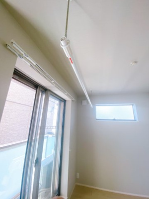 【設備】 | Skip-Step | 室内洗濯物干し ※同建物ほかのお部屋の写真です。