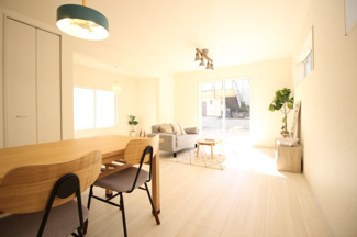 【居間・リビング】 | 富田小学校・富田中学校区　Livele Garden.S 新築分譲住宅　郡山市町東２丁目　第２　全３棟　１号棟 | ２０．０帖ある広々したリビングです(^^♪　　同社施工例