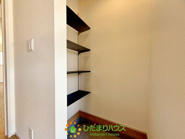久喜市本町2丁目2期　新築一戸建て　01　の収納|シューズクロークとは別に、収納スペースあり。