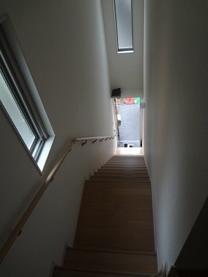 クアルティエーレ四ツ谷の玄関