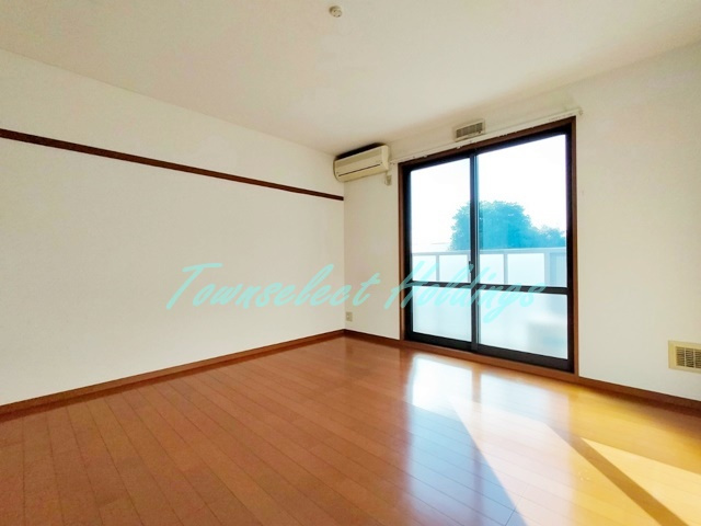 鎌倉市扇ガ谷１丁目のアパートの居間・リビング|南西向きの日当り良好の明るい洋室♪