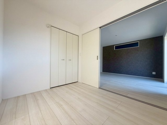 グラファーレ野市町西野5期1棟1　新築戸建住宅の洋室|リビング横の洋室は来客時やお子様の遊び場、スタディスペースなど大活躍！