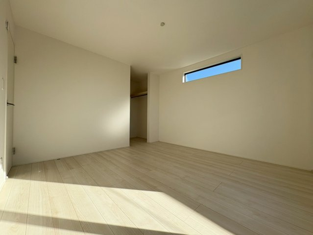 グラファーレ野市町西野5期1棟1　新築戸建住宅の洋室|バルコニーに面した寝室は陽光が広がります。