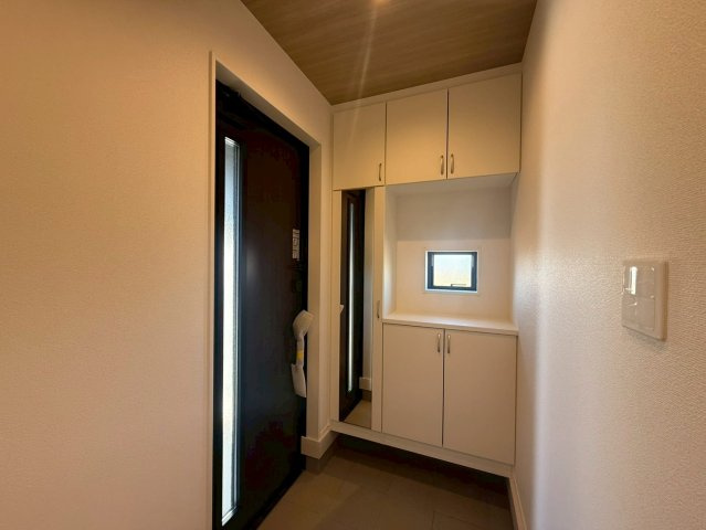 グラファーレ野市町西野5期1棟1　新築戸建住宅の玄関|玄関は姿見のある収納つきです。