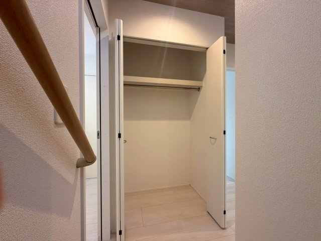 グラファーレ野市町西野5期1棟1　新築戸建住宅の収納|玄関近くの収納はファミリークローゼットとして使い勝手◎！