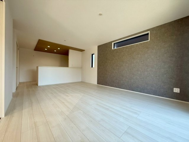 グラファーレ野市町西野5期1棟1　新築戸建住宅の居間・リビング|明るいリビングに木目調の下がり天井とアクセントクロスが映えます☆