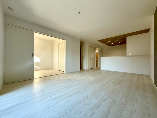 グラファーレ野市町西野5期1棟1　新築戸建住宅の居間・リビング|洋室とつながるリビングは家族が集まるくつろぎ空間♪収納も充実しています。