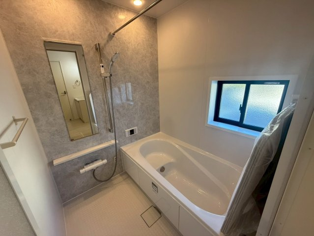 グラファーレ野市町西野5期1棟1　新築戸建住宅の浴室|高級感のある石目調パネルの浴室は癒しの空間♪