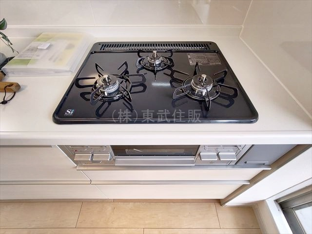 【キッチン】 | 志木ニュータウン南の森弐番街4号棟 | 同時にお料理ができる３口コンロ