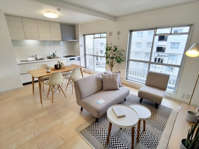 【居間・リビング】 | 志木ニュータウン南の森弐番街4号棟 | 明るいリビングダイニングです