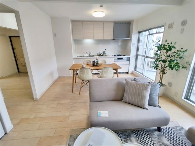 【居間・リビング】 | 志木ニュータウン南の森弐番街4号棟 | ご家族が自然と集まるリビングです