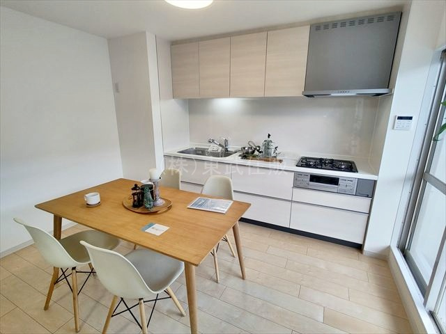 【ダイニング】 | 志木ニュータウン南の森弐番街4号棟 | 食卓を囲むダイニング