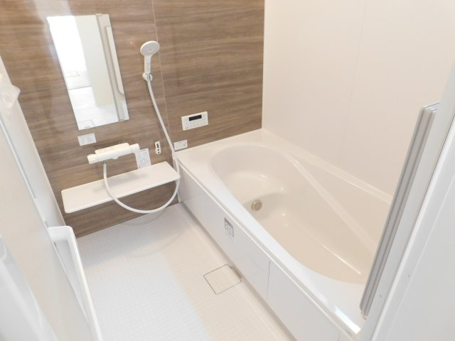 名古屋市西区大野木４丁目の新築一戸建の浴室|◇浴室◇　　広い１坪サイズ（ＬＩＸＩＬ）・浴室暖房乾燥機・断熱浴槽・エコベンチ浴槽・お手入れ楽々カウンター・キレイサーモフロア・オートバス・バリアフリーバス・追い焚き・浴室窓あり