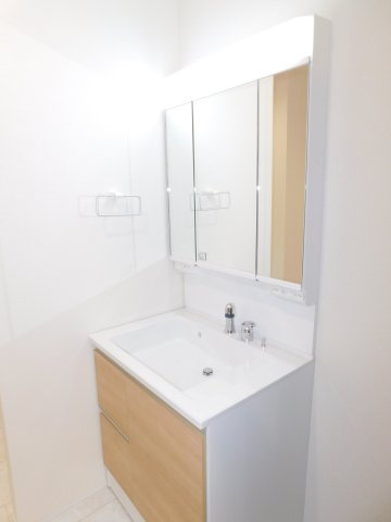 名古屋市西区大野木４丁目の新築一戸建の独立洗面台|◇洗面室◇　　広い洗面室！　三面鏡シャンプードレッサー　くもり止め仕様　床下収納庫完備