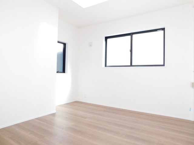 名古屋市西区大野木４丁目の新築一戸建の洋室|◇２階洋室◇　　２面採光で明るい洋室５．６３帖　全居室収納完備♪　