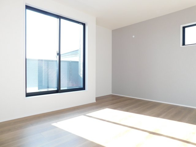 名古屋市西区大野木４丁目の新築一戸建の洋室|◇２階洋室◇　　南面を含む２面採光で明るい洋室９．０帖　大型ウォークインクローゼット完備♪　バルコニー付き！