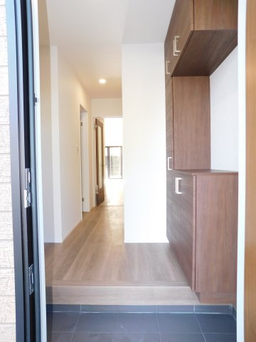 名古屋市西区大野木４丁目の新築一戸建の玄関|◇玄関収納◇　　玄関がスッキリ片付く大容量シューズ収納＋物入完備♪　