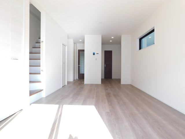 名古屋市西区大野木４丁目の新築一戸建の居間・リビング|◇リビング◇　　南面を含む２面採光で明るいリビング１９．０帖　ＬＤＫ収納が多く片付くお家♪