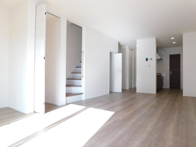 名古屋市西区大野木４丁目の新築一戸建の居間・リビング|◇リビング◇　　南面を含む２面採光で明るいリビング１９．０帖　家族のコミュニケーションの機会が増えるリビング階段♪　