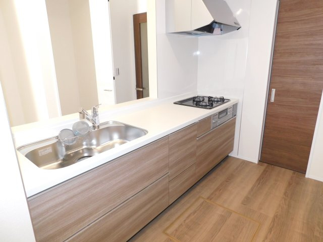 名古屋市西区大野木４丁目の新築一戸建のキッチン|◇キッチン◇　　人造大理石カウンター・浄水機能付ハンドシャワー・静音仕様シンク・スローインクローズレール・Ｓｉセンサーコンロ（３口）・床下収納庫