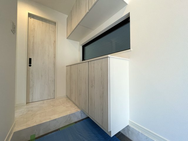 駅前の賑やかさは、住む家の近くにはいらない！それが戸建の魅力！だから、良い『鎌倉市大船４丁目』新築戸建の玄関|玄関です