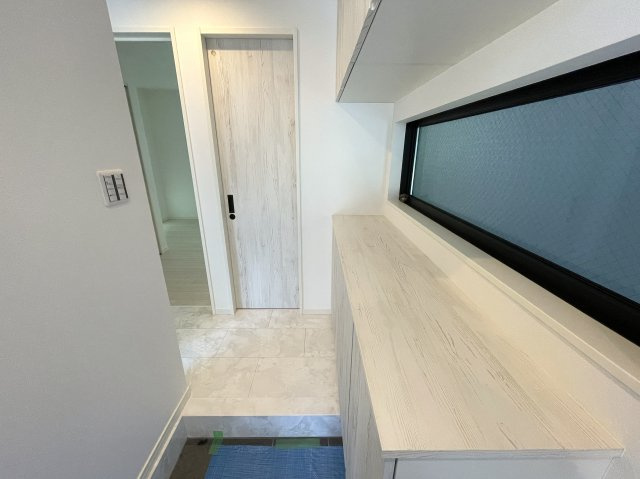 駅前の賑やかさは、住む家の近くにはいらない！それが戸建の魅力！だから、良い『鎌倉市大船４丁目』新築戸建の玄関|落ち着いた玄関です