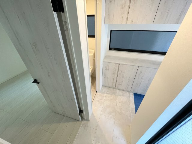 駅前の賑やかさは、住む家の近くにはいらない！それが戸建の魅力！だから、良い『鎌倉市大船４丁目』新築戸建の玄関|落ち着いた玄関です