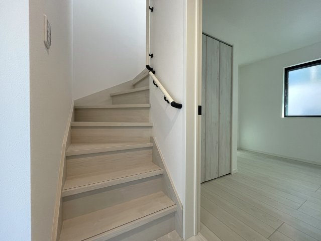 駅前の賑やかさは、住む家の近くにはいらない！それが戸建の魅力！だから、良い『鎌倉市大船４丁目』新築戸建の内装|明るい色調の室内です