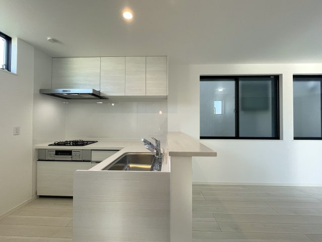 駅前の賑やかさは、住む家の近くにはいらない！それが戸建の魅力！だから、良い『鎌倉市大船４丁目』新築戸建のキッチン|キッチンでお料理をお楽しみください