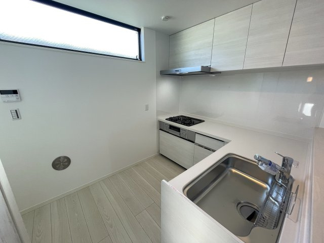 駅前の賑やかさは、住む家の近くにはいらない！それが戸建の魅力！だから、良い『鎌倉市大船４丁目』新築戸建のキッチン|コンパクトなキッチンで掃除もラクラク