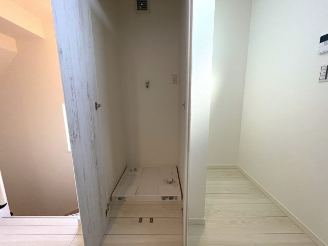 駅前の賑やかさは、住む家の近くにはいらない！それが戸建の魅力！だから、良い『鎌倉市大船４丁目』新築戸建のランドリースペース