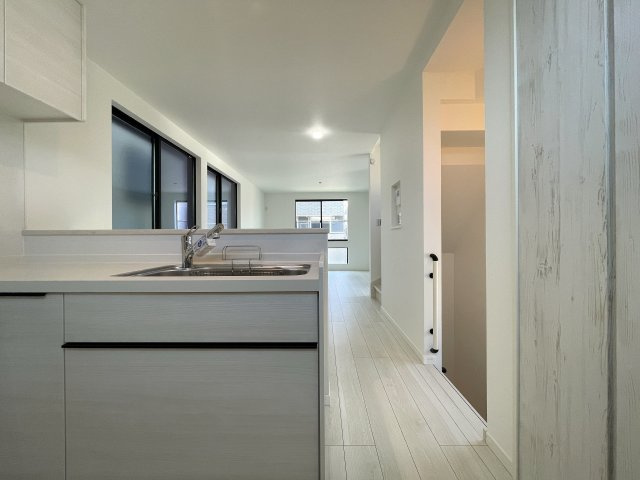 駅前の賑やかさは、住む家の近くにはいらない！それが戸建の魅力！だから、良い『鎌倉市大船４丁目』新築戸建の居間・リビング