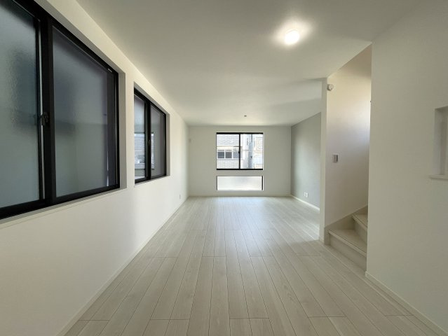 駅前の賑やかさは、住む家の近くにはいらない！それが戸建の魅力！だから、良い『鎌倉市大船４丁目』新築戸建の居間・リビング|おしゃれな居間です