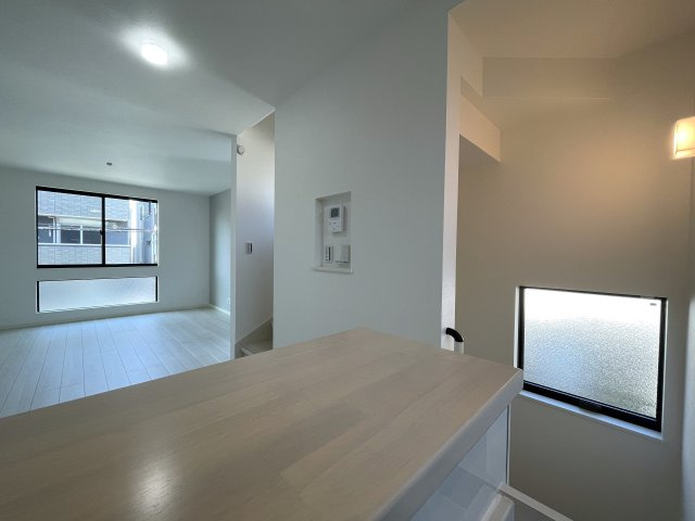 駅前の賑やかさは、住む家の近くにはいらない！それが戸建の魅力！だから、良い『鎌倉市大船４丁目』新築戸建の居間・リビング|こちらの居間で趣味の時間をお楽しみください