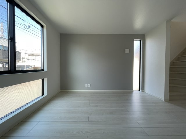 駅前の賑やかさは、住む家の近くにはいらない！それが戸建の魅力！だから、良い『鎌倉市大船４丁目』新築戸建の居間・リビング|ゆったりとした居間です