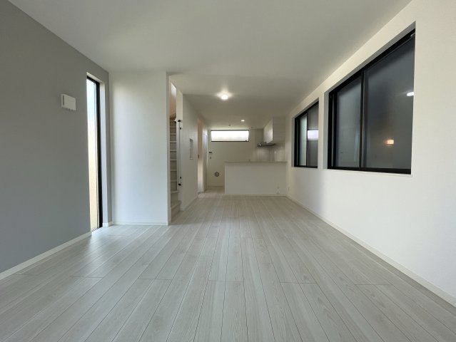 駅前の賑やかさは、住む家の近くにはいらない！それが戸建の魅力！だから、良い『鎌倉市大船４丁目』新築戸建の居間・リビング|ゆったり過ごせる居間です