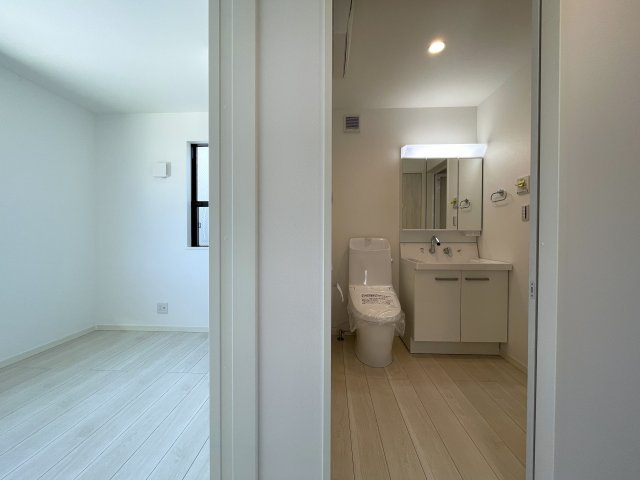 駅前の賑やかさは、住む家の近くにはいらない！それが戸建の魅力！だから、良い『鎌倉市大船４丁目』新築戸建の脱衣所