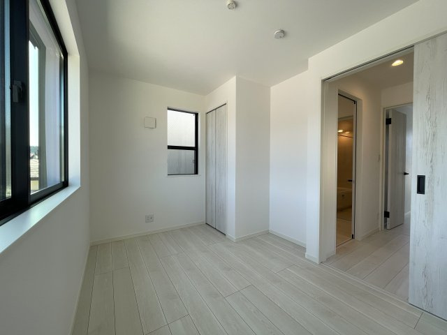 駅前の賑やかさは、住む家の近くにはいらない！それが戸建の魅力！だから、良い『鎌倉市大船４丁目』新築戸建の洋室|ゆったりした洋室です