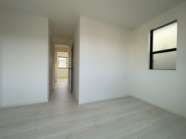 駅前の賑やかさは、住む家の近くにはいらない！それが戸建の魅力！だから、良い『鎌倉市大船４丁目』新築戸建の洋室|個人の部屋や寝室として使える洋室です