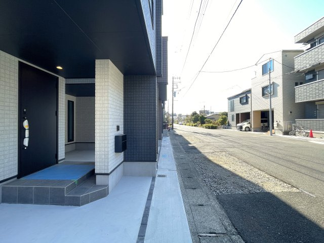 駅前の賑やかさは、住む家の近くにはいらない！それが戸建の魅力！だから、良い『鎌倉市大船４丁目』新築戸建の前面道路含む現地写真|前面道路含む現地写真です