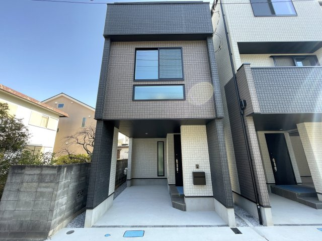 駅前の賑やかさは、住む家の近くにはいらない！それが戸建の魅力！だから、良い『鎌倉市大船４丁目』新築戸建の外観|外観もきれいです